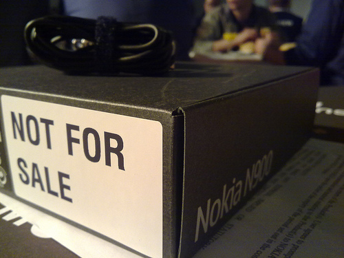 Caixa do N900 distribuído. Não é para vender. Mas também duvido que alguém queira. (foto por mackarus, compartilhada no flickr pela Creative Commons)