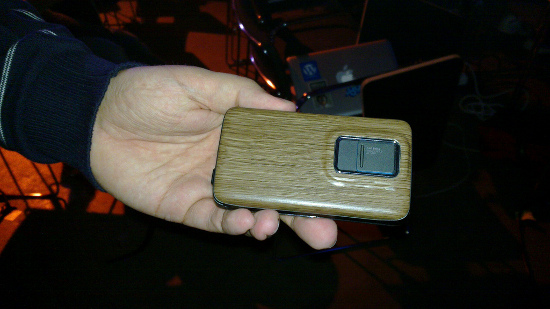N900 com cobertura personalizada de madeira